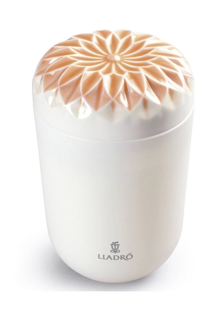 Echoes of Nature Candle. Gardens of Valencia Scent in Lladró