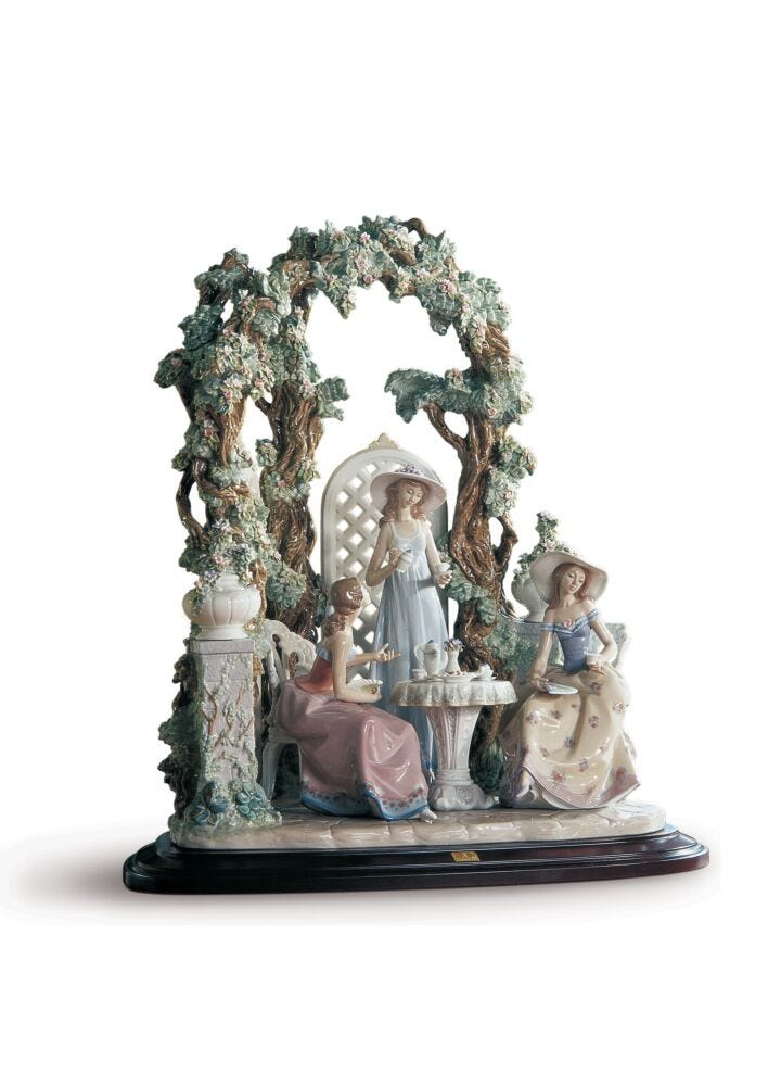 Tea in The Garden Women Sculpture. Limited Edition in Lladró
