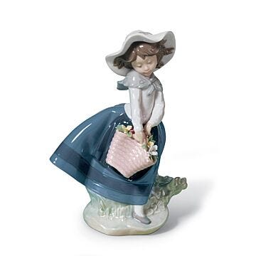 Pretty Pickings Girl Figurine in Lladró